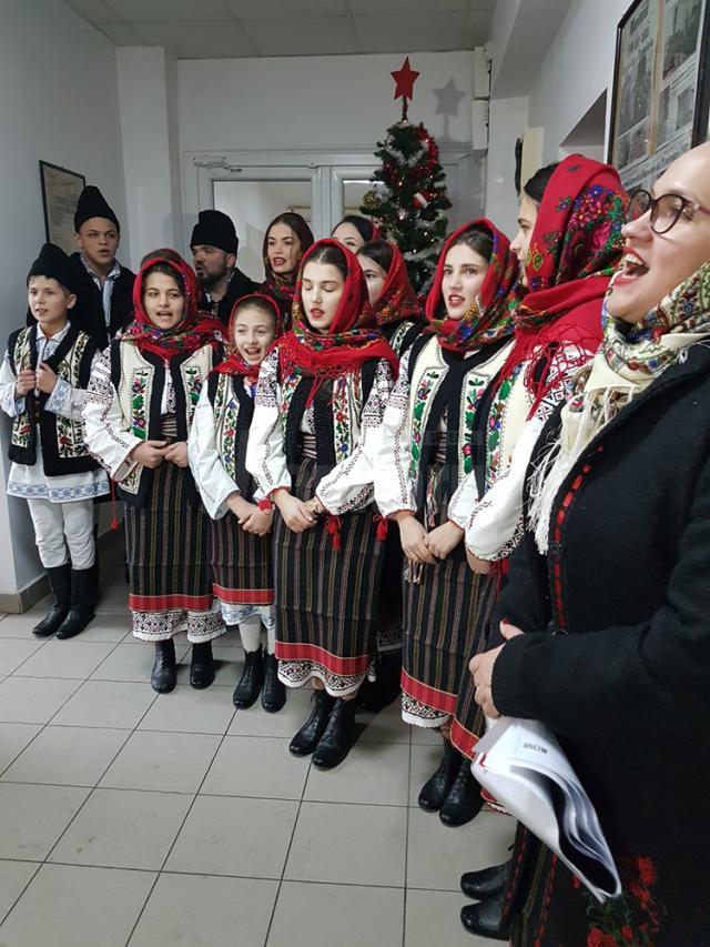 Grupul vocal al Casei de Cultură din Dolhasca a colindat ieri redacţia Monitorului de Suceava