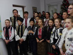 Elevii Şcolii Gimnaziale Mitocu Dragomirnei ne-au adus vestea Naşterii Domnului