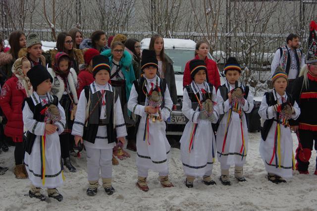 Obiceiurile de Crăciun şi Anul Nou, aduse în casa cotidianului Monitorul de Suceava de elevii din Băneşti şi Stamate