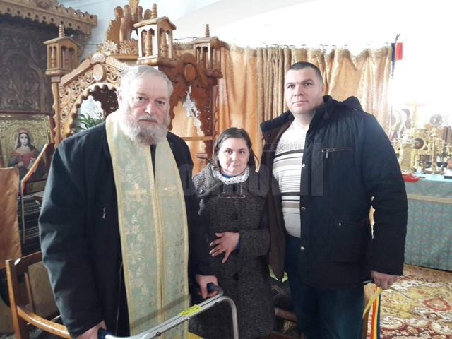 Poștași din cadrul Oficiului Zonal Suceava, împreuna cu părintele Loghinoaia