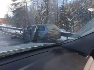 BMW-ul lovit violent de maşina intrată pe contrasens
