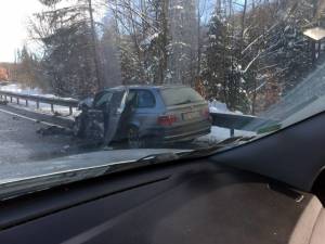 BMW-ul lovit violent de maşina intrată pe contrasens. Cei trei oameni din interior au scăpat cu leziuni uşoare