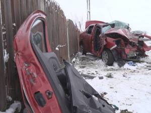 Autoturismul în care se aflau cei doi oameni care au murit, tată și fiu