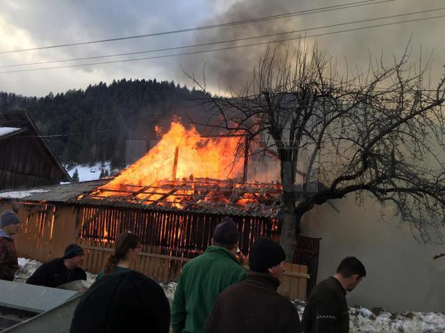 Casă salvată din calea unui incendiu foarte puternic, care a făcut pagube de 100.000 de lei