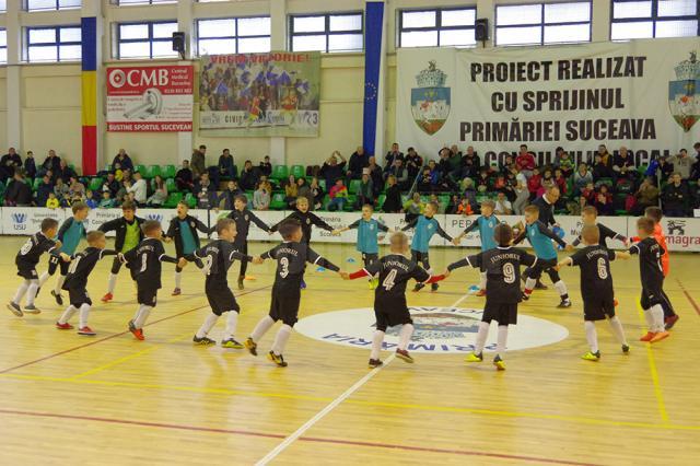 Hora bucuriei pentru fotbaliştii celor două grupe de la Juniorul Suceava