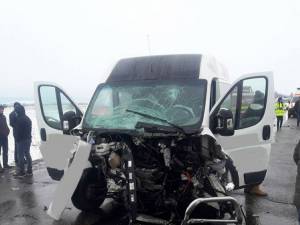Şoferul microbuzului se face vinovat de producerea accidentului, după ce a depăşit pe linie continuă