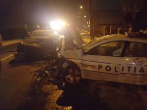Mașina de poliție a fost lovită violent