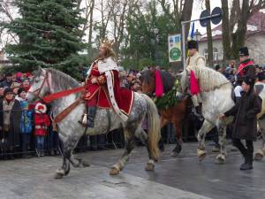 Peste 1.500 de urători şi colindători au participat la parada obiceiurilor de iarnă din Suceava
