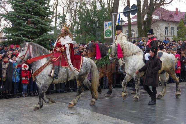 Peste 1.500 de urători şi colindători au participat la parada obiceiurilor de iarnă din Suceava