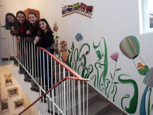 Un grup de voluntari a dăruit Grădiniţei „Micul Prinţ” Rădăuţi desene decorative pe pereţii unităţii de învăţământ