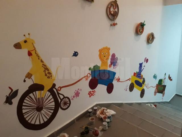 Un grup de voluntari a dăruit Grădiniţei „Micul Prinţ” Rădăuţi desene decorative pe pereţii unităţii de învăţământ