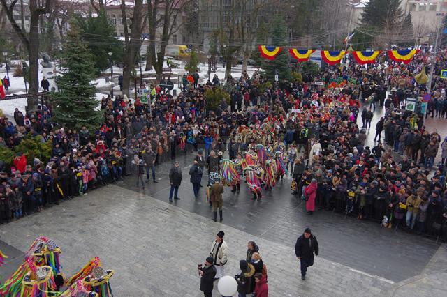 Peste 10.000 de persoane au participat la parada obiceiurilor de iarnă din Suceava