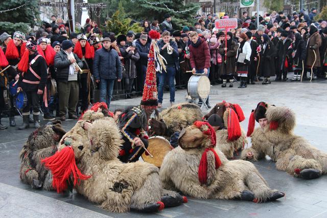Peste 10.000 de spectatori la parada obiceiurilor de iarnă din Suceava