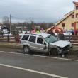 Un şofer care circula cu viteză a distrus un gard şi şi-a băgat soţia în spital
