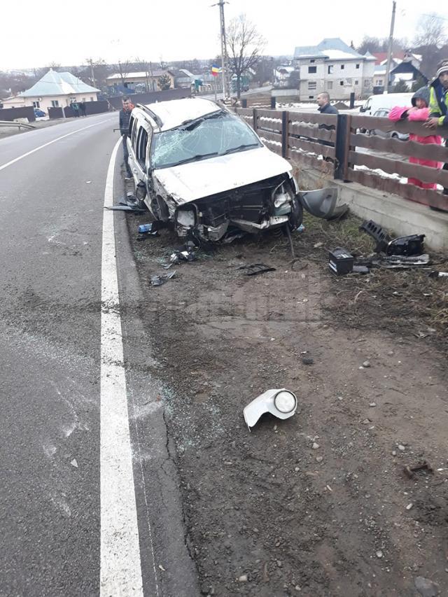 Un şofer care circula cu viteză a distrus un gard şi şi-a băgat soţia în spital