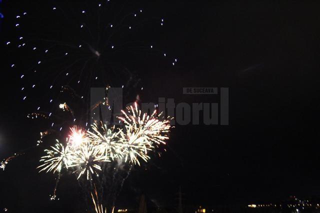 Zeci de mii de suceveni au petrecut Revelionul în aer liber, cu muzică și un minunat foc de artificii