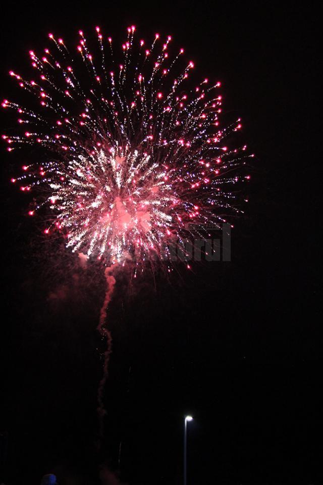 Zeci de mii de suceveni au petrecut Revelionul în aer liber, cu muzică și un minunat foc de artificii