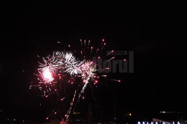 Zeci de mii de suceveni au petrecut Revelionul în aer liber, cu muzică și un minunat foc de artificii