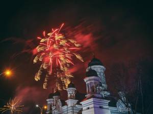 Foc de artificii în piața centrală din Rădăuți. Foto: Doru Clipa