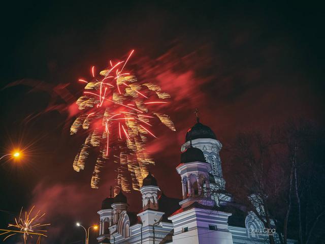 Foc de artificii în piața centrală din Rădăuți. Foto: Doru Clipa