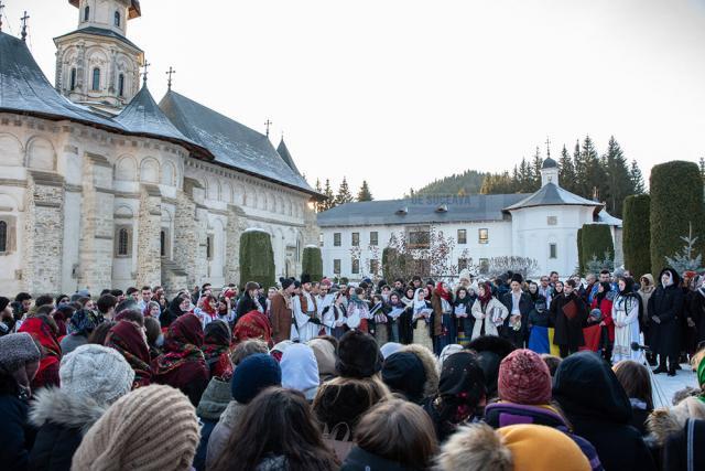 Peste 200 de studenți au participat la o tabără de iarnă la Mănăstirea Putna. Foto :Mănăstirea Putna