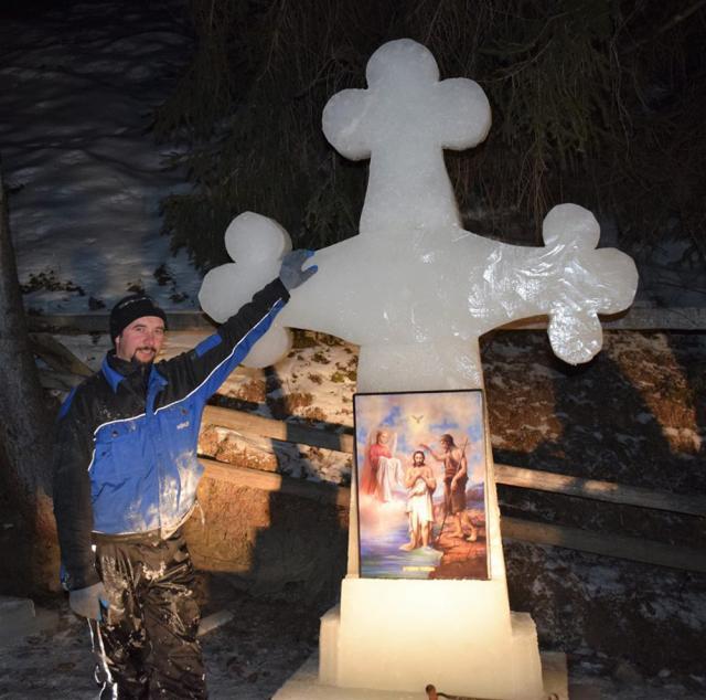 La Ciumârna, Boboteaza nu ar fi la fel fără crucea de gheață. Sursa foto: Daniela Ceredeev