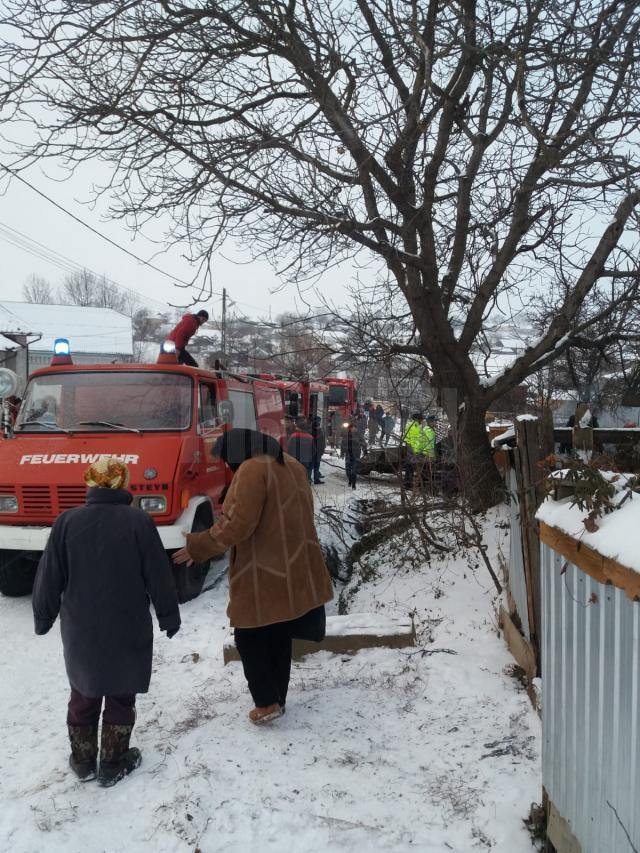 Anexele unei gospodării, distruse de un incendiu în satul Călineşti Arini