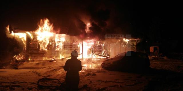 Un incendiu a afectat grav o casă din Poiana Stampei