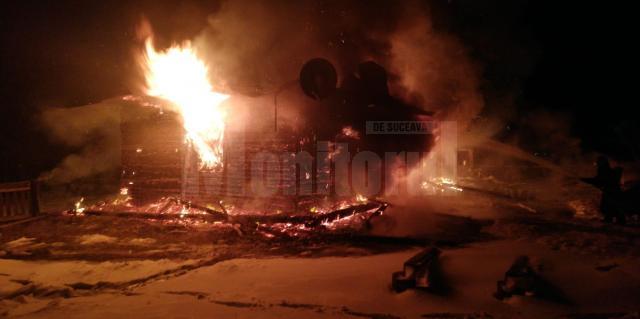 Un incendiu a afectat grav o casă din Poiana Stampei