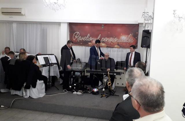 Invitatul-surpriză al primarului municipiului, Nistor Tătar, interpretul de muzică ușoară Cătălin Crișan, i-a încântat pe pensionari cu șlagăre de ieri și de azi