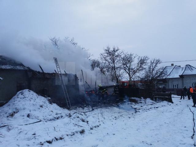 Anexele gospodăriei din comuna Călinești au fost distruse în incendiul izbucnit duminică după-amiaza