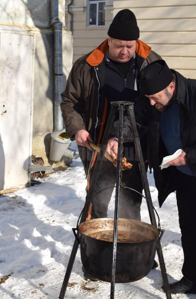 „Pomana porcului” pentru „bunicii” de la Căminul pentru Persoane Vârstnice Solca