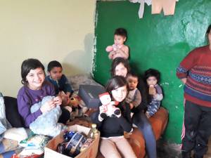 Hăinuțe, jucării, alimente pentru copii din comuna Baia