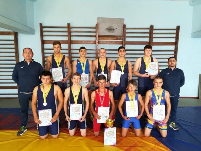 Echipa de lupte greco-romane LPS Suceava a câştigat argintul naţional, antrenori Valerică Gherasim și Andrei Bolohan