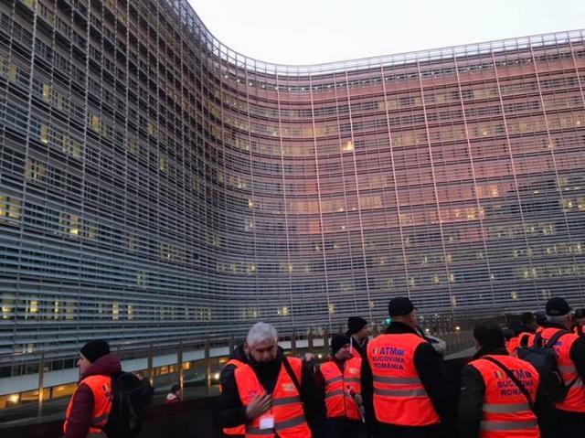 142 de reprezentanţi ai transportatorilor suceveni protestează joi la Bruxelles FOTO Cătălin Nimigean