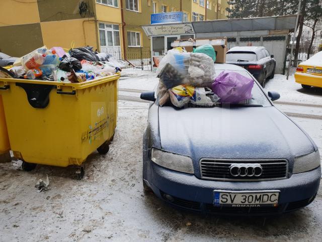 Maşina unui sucevean, acoperită cu gunoaie pentru că a blocat accesul utilajelor de salubrizare  FOTO Liviu Ştefan Nechita