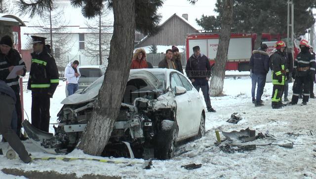 In urma impactului, autoturismul Toyota a fost proiectat intr-un copac