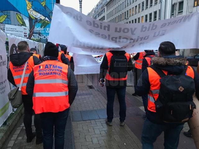 Transportatorii de mărfuri din Suceava au protestat ieri în faţa Parlamentului European