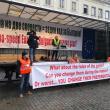 Transportatorii de mărfuri din Suceava au protestat ieri în faţa Parlamentului European