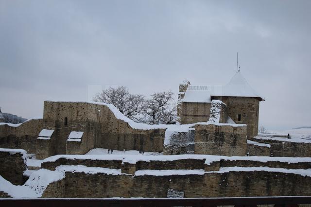 Cetatea Sucevei, inclusă ca element de siguranță în noile modele de paşapoarte puse în circulaţie de Poliţia Română