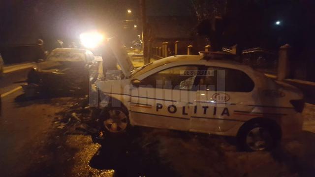 Impactul a fost violent, ambele maşini fiind serios avariate, polițistul a fost rănit grav, în timp ce ocupanții Mercedesului nu au pățit nimic