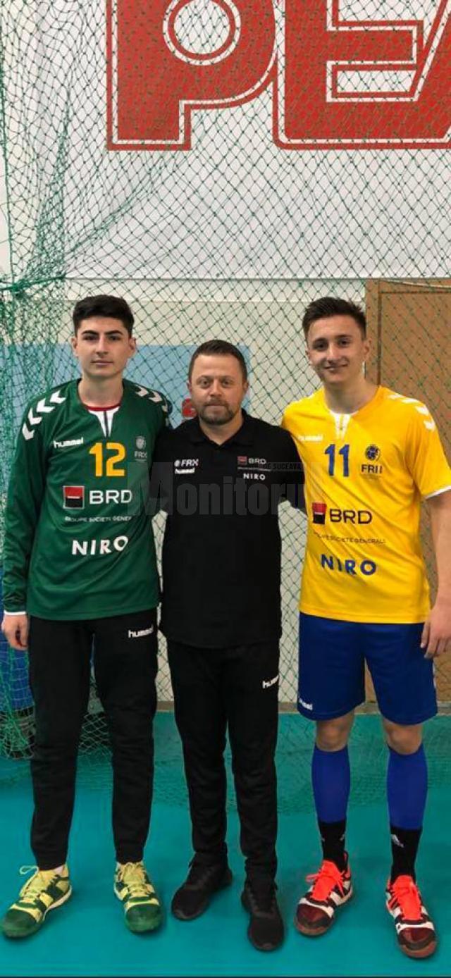 Antrenorul Razvan Bernicu și handbaliştii Ionuț Andreescu și Claudiu Lazurcă