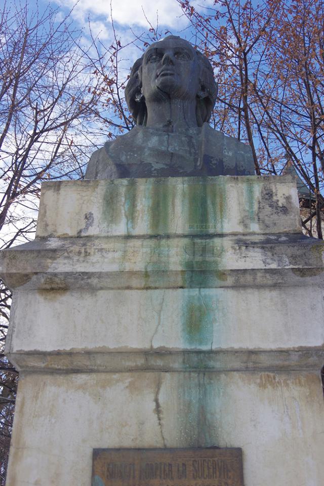 Bătaie de joc cu singurul bust al poetului Mihai Eminescu din municipiul Suceava