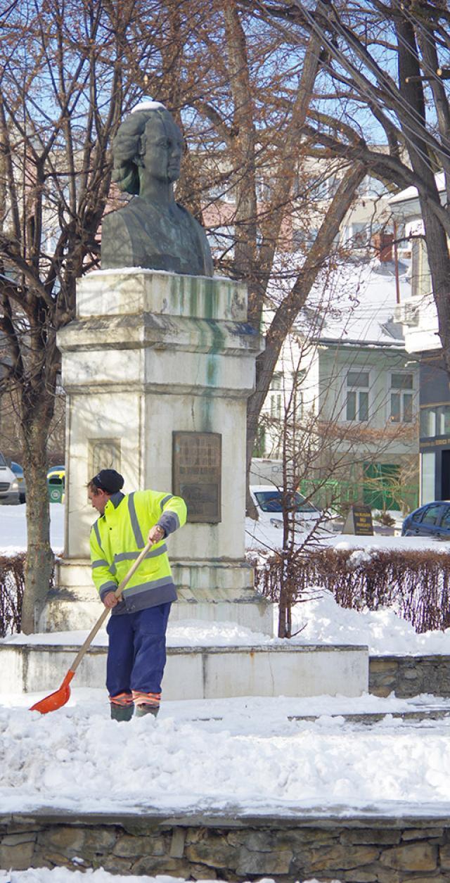 Bătaie de joc cu singurul bust al poetului Mihai Eminescu din municipiul Suceava