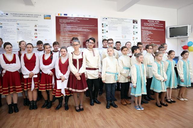 Copiii ruşilor lipoveni care învaţă la şcolile din municipiul Fălticeni au susţinut la Colegiul Tehnic „Mihai Băcescu” un spectacol de muzică şi dansuri tradiţionale lipoveneşti