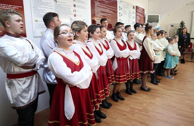 Ruşii lipoveni din Fălticeni au întâmpinat Anul Nou pe rit vechi prin colinde şi dansuri tradiţionale