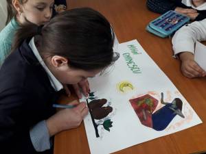 Copiii din Programul de Eradicare a Sărăciei prin Educație din localitatea Baia l-au omagiat ieri pe Mihai Eminescu