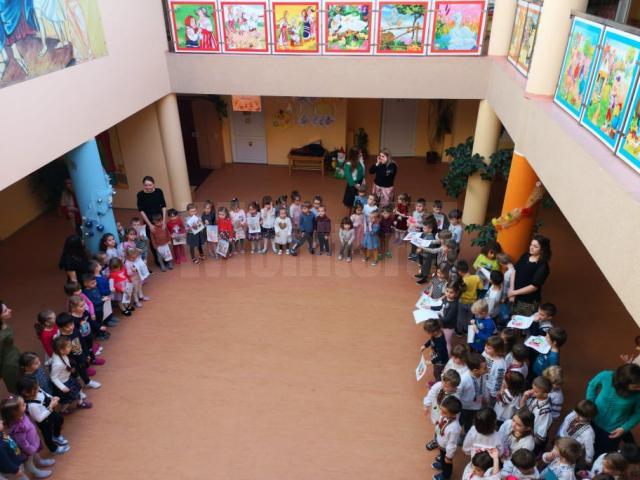 Preşcolarii și școlarii de la Grădinița și Școala "Sf. Ioan cel Nou de la Suceava" l-au sărbătorit marţi pe Eminescu