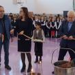 Tăierea panglicii inaugurale de către directorul unităţii de învăţământ, profesoara Gabriela Sascău,  și primarul municipiului Rădăuţi, Nistor Tatar