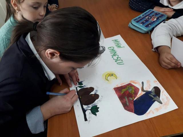 Copiii din Programul de Eradicare a Sărăciei prin Educație din localitatea Baia l-au omagiat ieri pe Mihai Eminescu